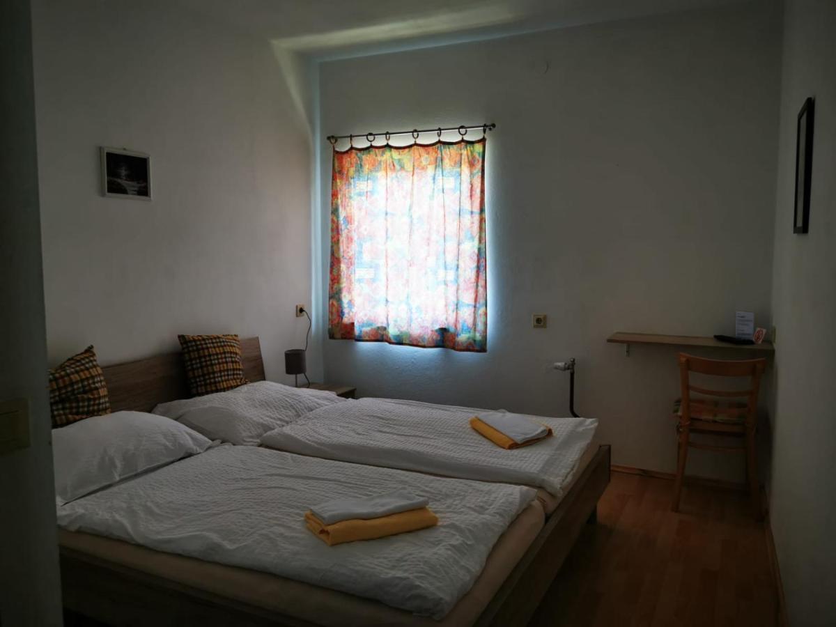 Hotel Goldene Krone Мистельбах Экстерьер фото