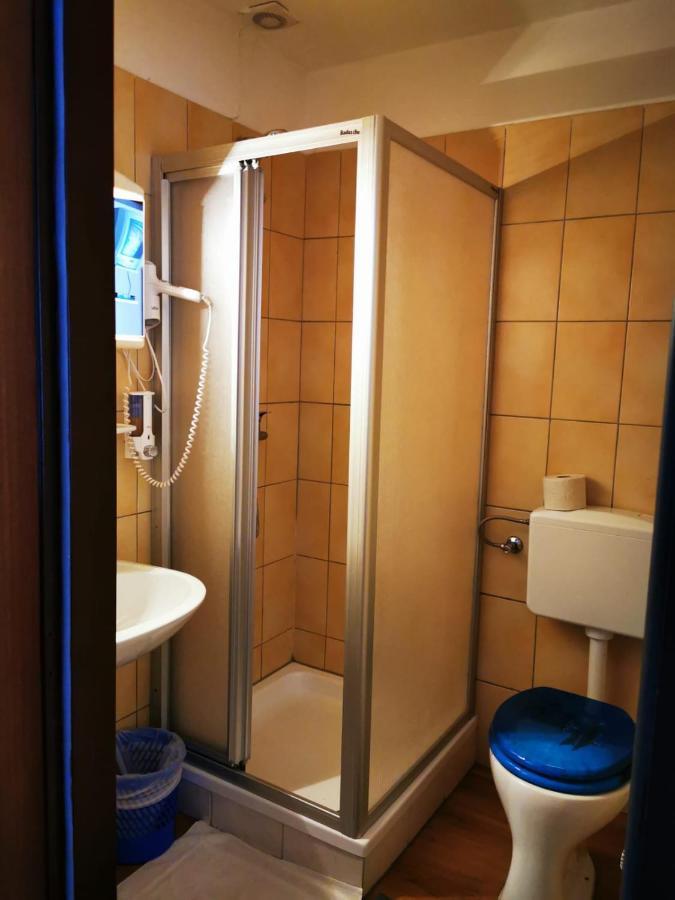 Hotel Goldene Krone Мистельбах Экстерьер фото